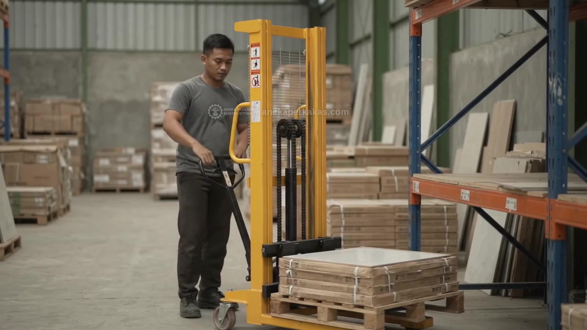Hand pallet, hand stacker, dan electric stacker untuk gudang keramik di Kubu Raya