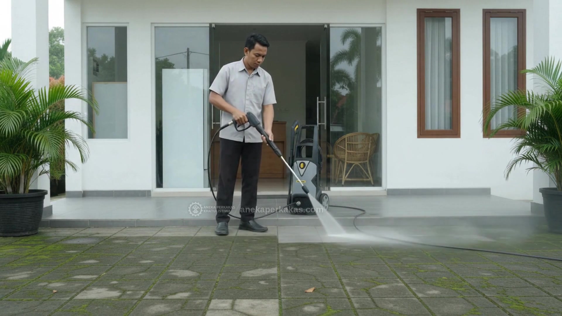 Perlengkapan hotel di Singkawang — vacuum kering-basah, high pressure, dan troli housekeeping